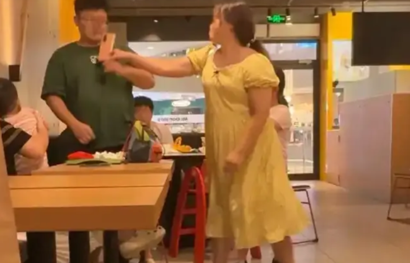 脏话辱骂、动手打人，这下舒服了，喜提“5日牢饭”。广东一女子，在快餐店就餐时，因