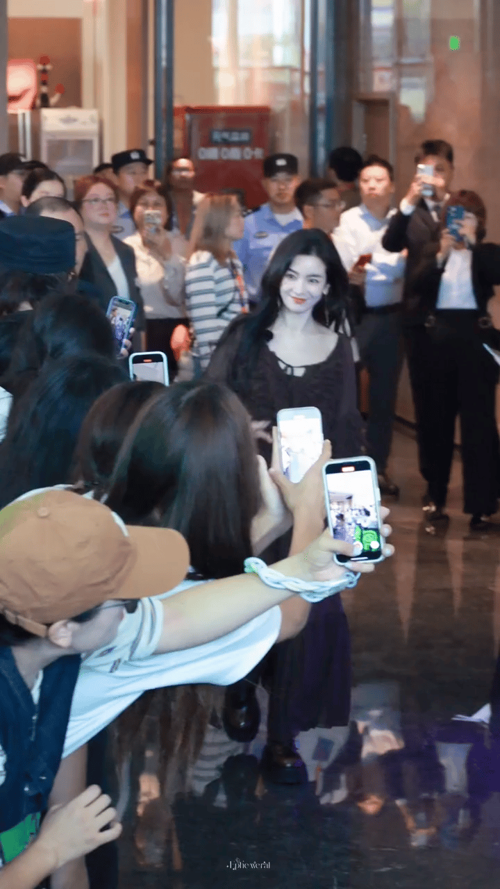李晟温柔妈咪玛雅！李晟这状态也太好了吧，脸好小好明媚的妈妈，逆龄生长🤩​