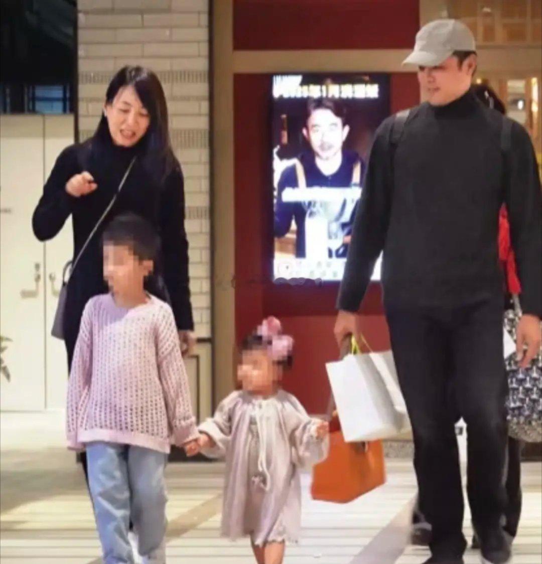 昔日“霸总专业户”明道已经成为两个孩子的爸爸，妻子王婷萱低调顾家，明道一家露营吃