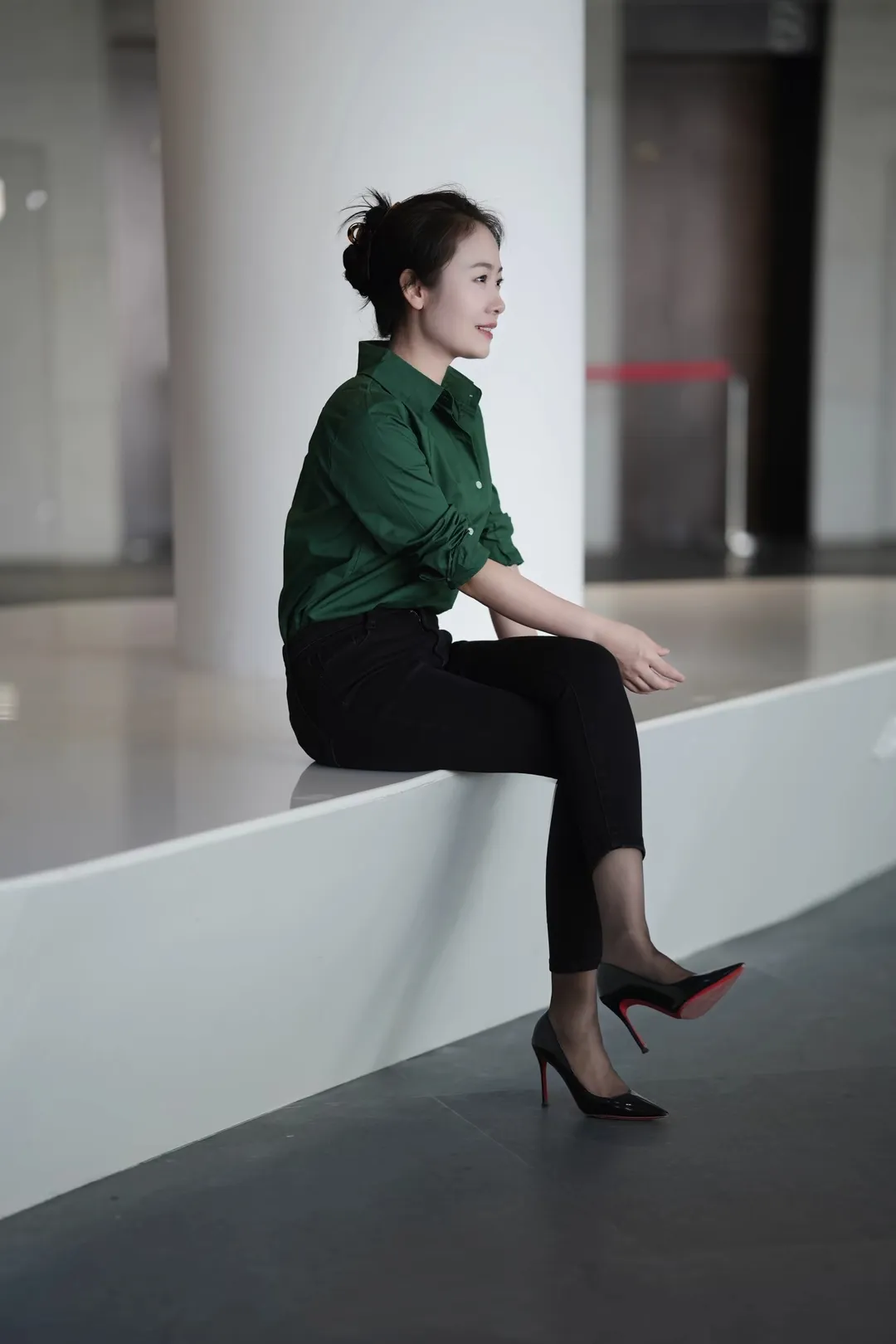 墨绿色本就是经典色彩，自带优雅干练气质，深色系还实用耐脏。短发与衬衫相...