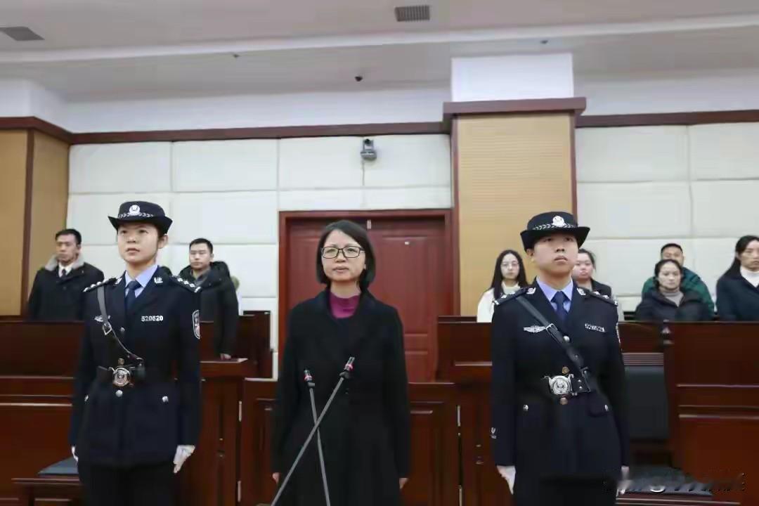 贵州省卫健委原主任杨慧在庭审时感觉是气宇轩昂，如果旁边没有法警，还以为是视察工作