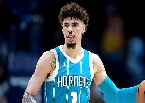 这场球，主角是鲍尔，但他眼里好像只有一个人——他自己的新秀小弟，克尼佩尔。俩人