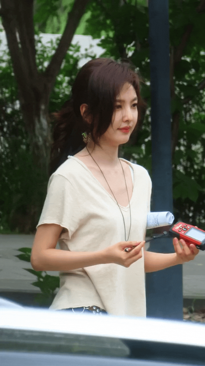 这样的章若楠真的太招人喜欢了！松弛感拉满，魅力在不知不觉中散发！