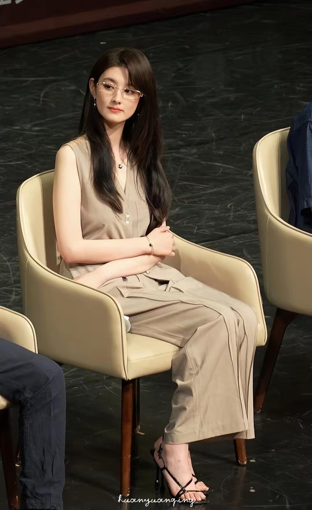 你认出这是哪位演员了吗？果然，选对衣服事半功倍。之前的楚嘉禾出席线下活动时，