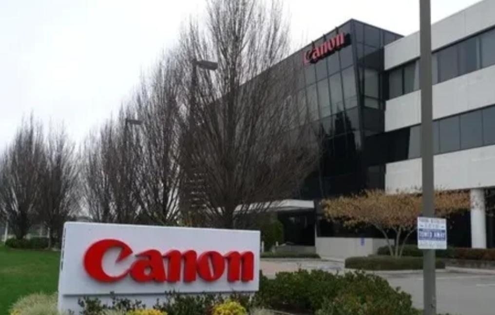 三星、东芝走了，把生产线搬去了越南。阿迪耐克也走了，将工厂搬到了越南，现在就连佳