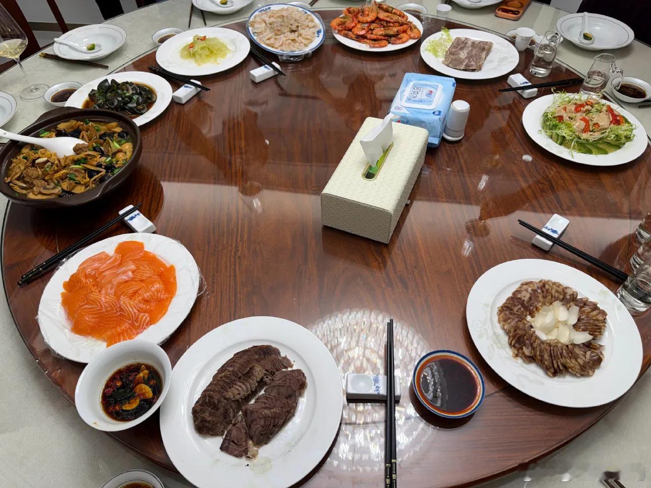 黄晓明带爸妈三亚过年，10到年夜菜非常的丰盛，不用自己做饭直接下馆子还是非常不错