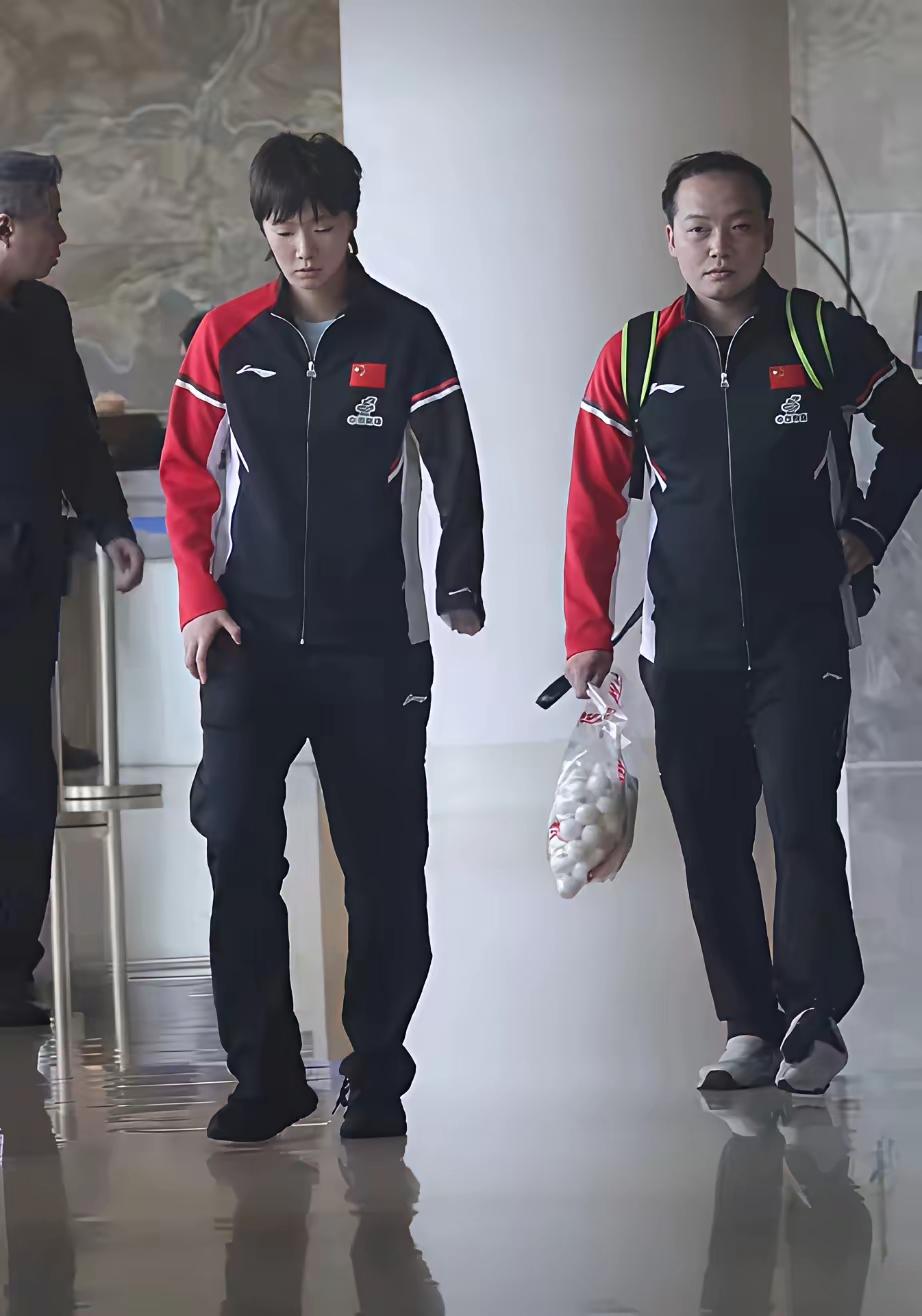 12月10日新鲜的曼昱跟着任浩指导去上训，任浩指导可受球迷稀罕了！曼昱今天上午