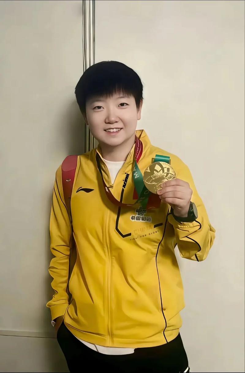 真相解密！原来孙颖莎本月15号身穿一身黑色西装与王励勤一同现身体总，是作为国家乒