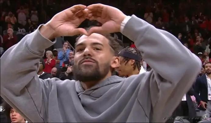 在今天奇才客场挑战老鹰的比赛中，发生了特别感人的一幕。本场比赛奇才超级新援特雷-