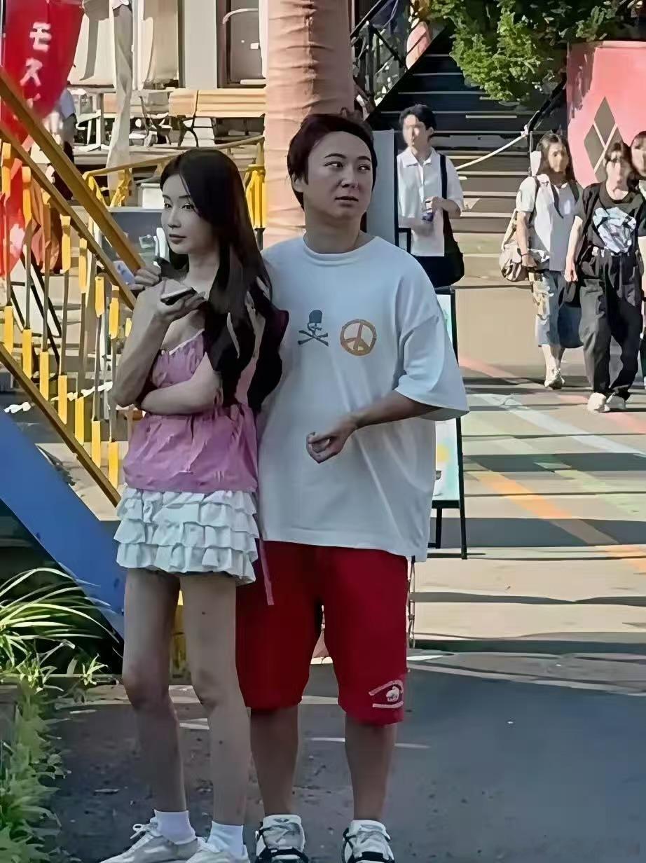 王公子用两个实际行动说明了什么是消费降级PS:姑娘可能是保镖，看小臂的肌肉​​