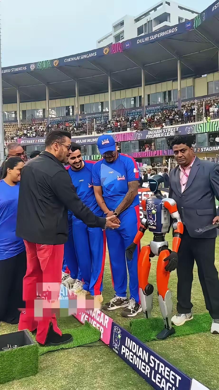 太逗了！据《印度时报》报道，印度影星萨尔曼•汗上周在一场活动中与印度“国产”机