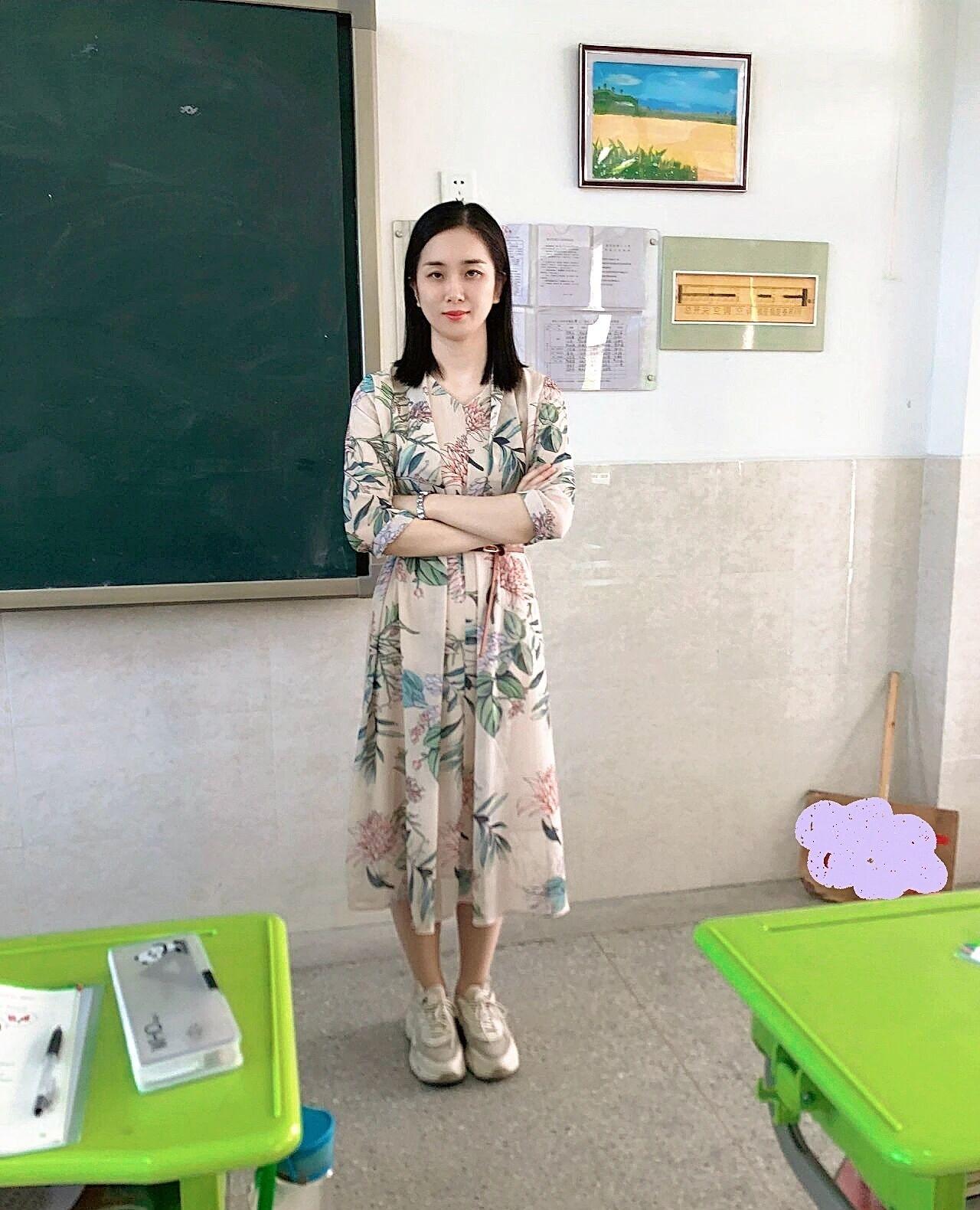 老师真漂亮，衣服得体，身材匀称，就是整体看哪里不太协调？