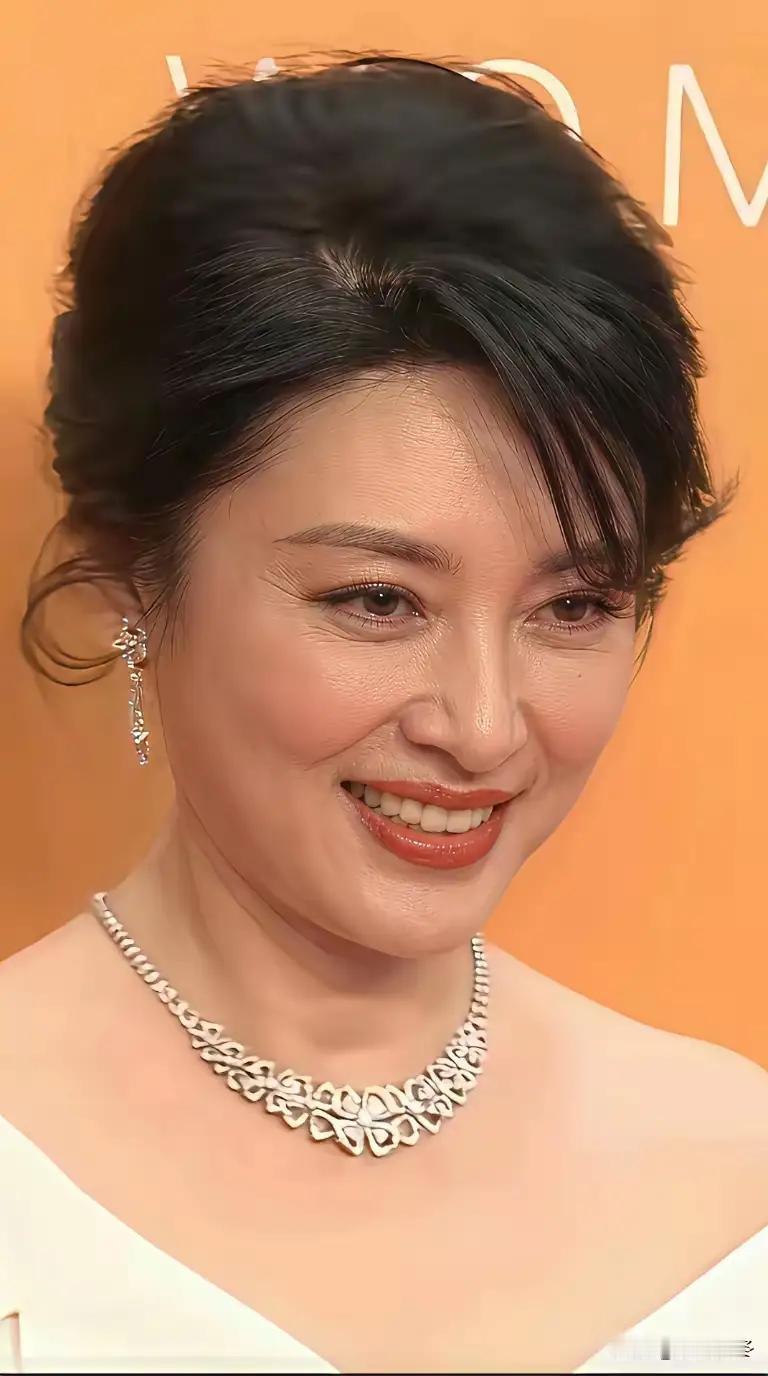 周涛的状态是真不错，50多岁的人了，看起来一脸娇羞的！这样粉面桃花妆真的很适合周