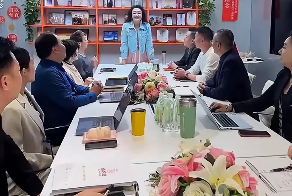 兰姐来到公司和高管们开会，分配了各大城市麻六记店铺以及海外店铺的业绩指标。对应负