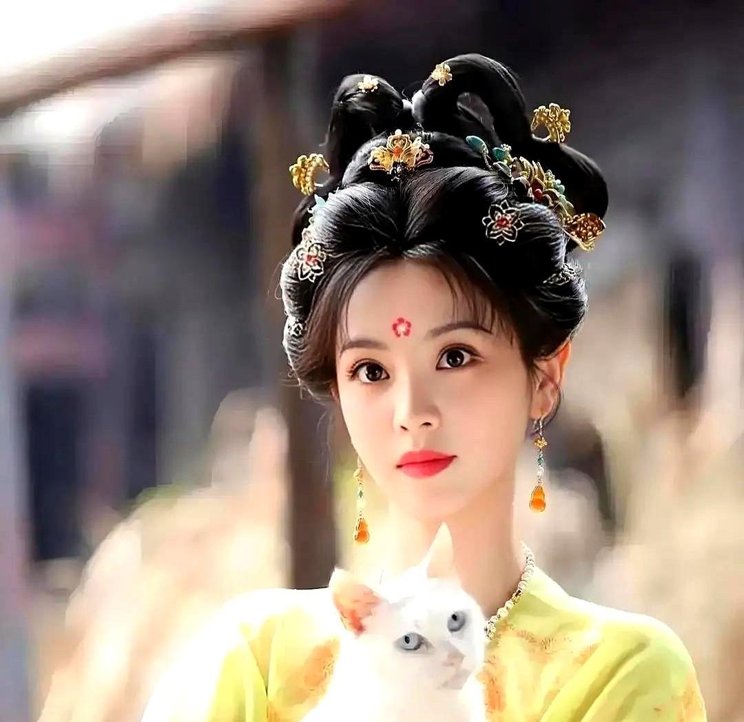 内娱有个玄学，叫“别惹田曦薇”！跟白敬亭拍《卿卿日常》，剧一火，男方跟宋轶的