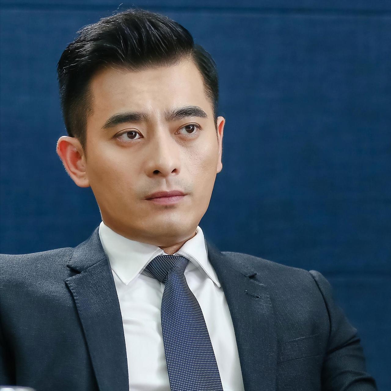 演员陈龙说，有一次，宣传水浒传，我喝多了，迷迷糊糊的，旁边有人推过来一杯水，让我