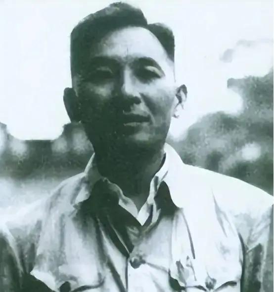 1935年，红军师长写好投降信准备带全师投敌，21岁政委连夜拍桌：绑了！多年后，