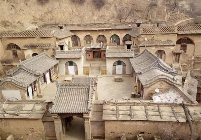 古时，有个秀才向当铺借了300两。三年后，债主却天天让人上门要他还600两。秀才