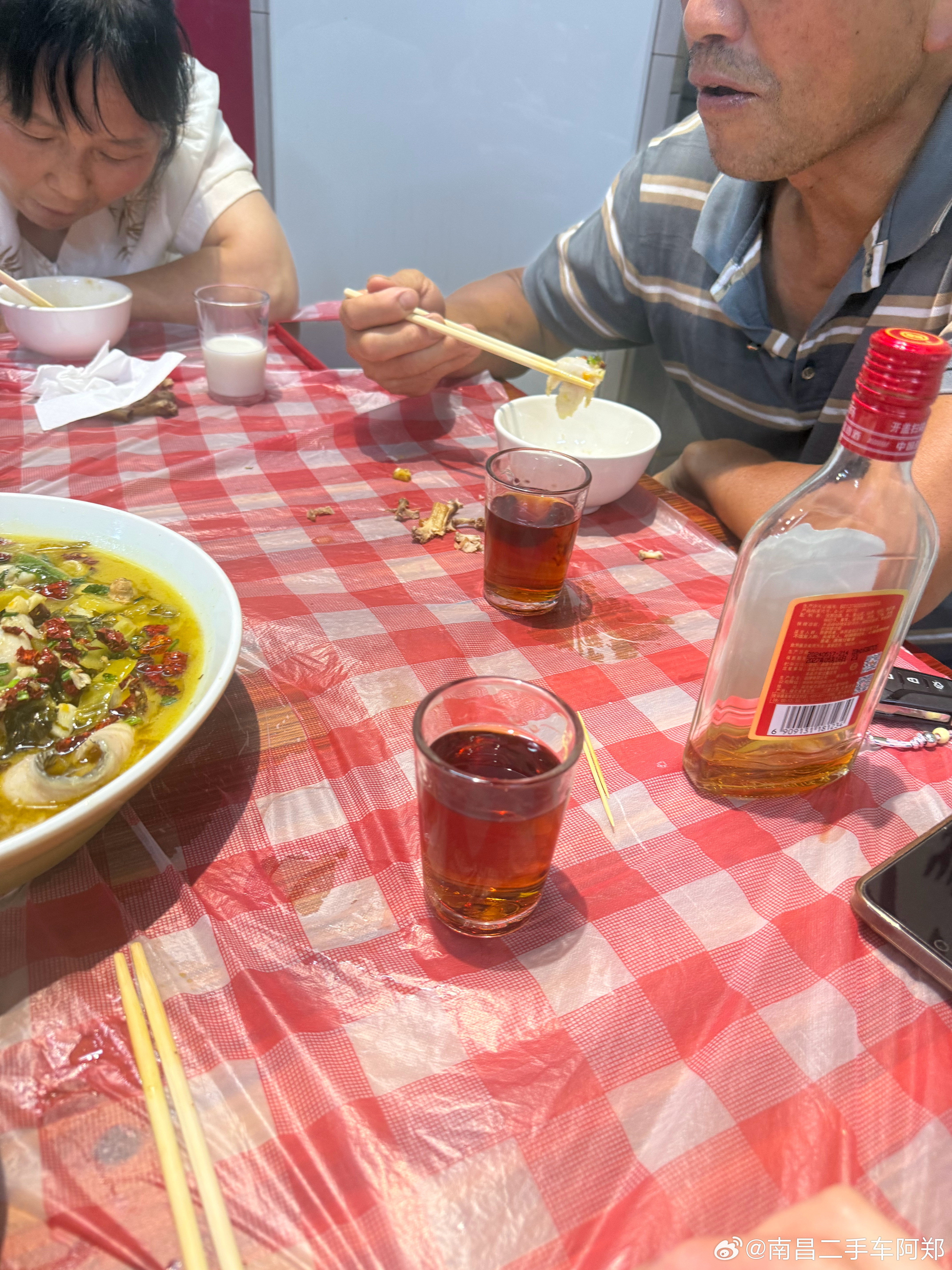 今天陪老头喝一杯我姐昨天生了个儿子，老人家替她高兴，我们全家也为我姐开心，这是他