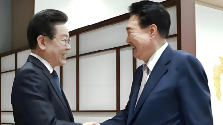我估计尹锡悦可能都没料到，李在明居然活成了他的样子！李在明在野的时候，大家对他还