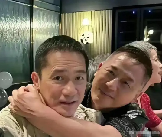 梁朝伟脾气真好，很能忍耐，即便心里极不情愿，也不作声。​​​