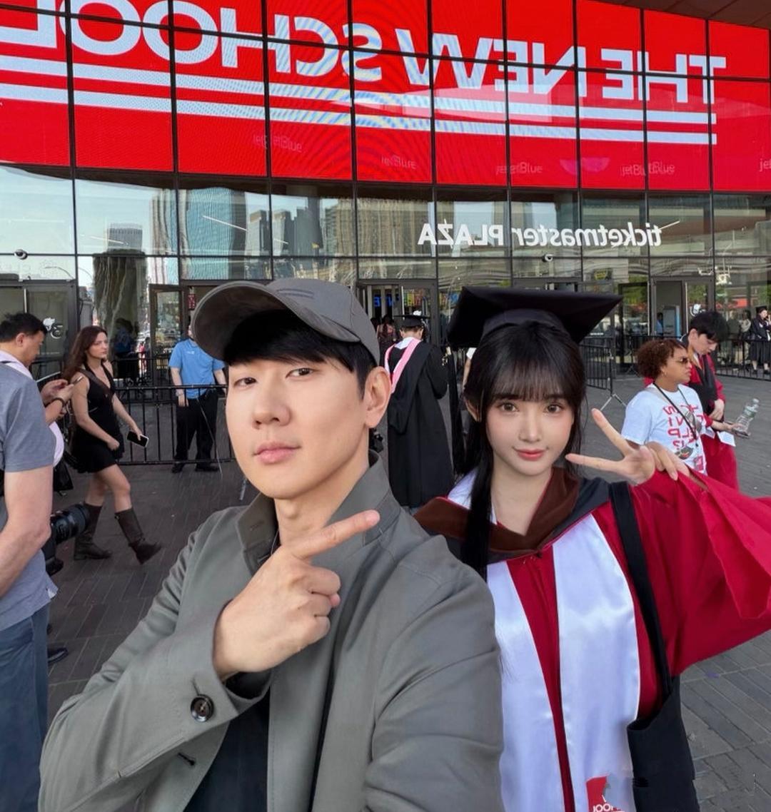 小网红七七大学毕业典礼现场惊现男友林俊杰，两人在镜头前笔出剪刀手晒恩爱。