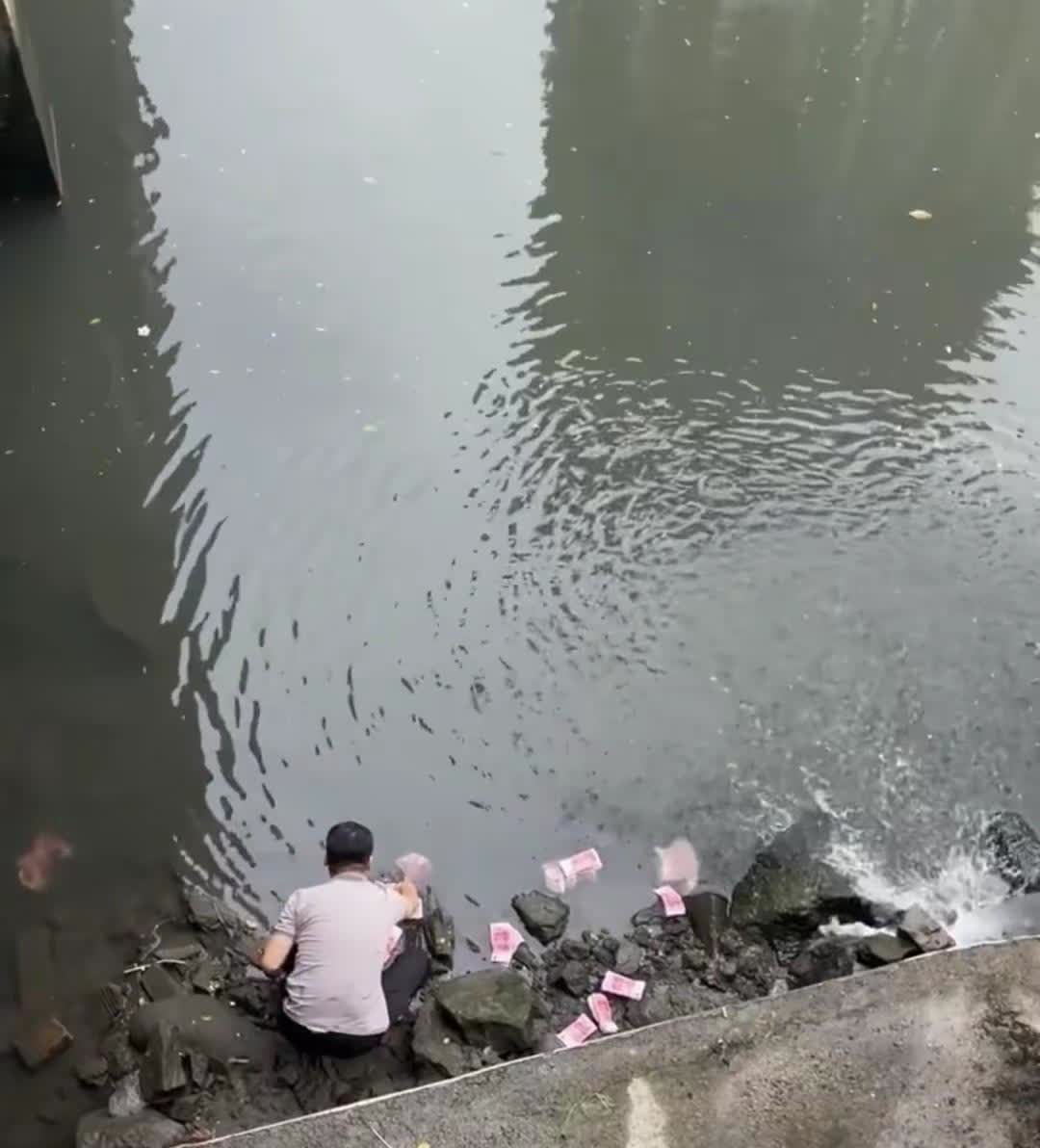 深圳奇闻：男子捡走河道内大量成扎的钞票！