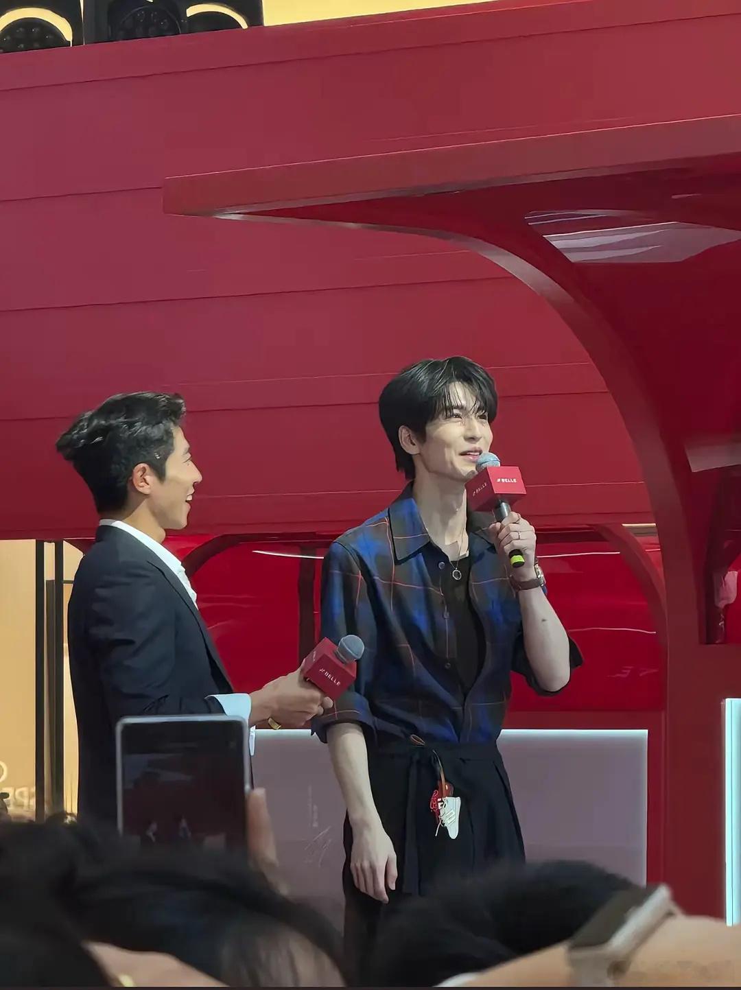 张凌赫想笑不敢笑的时候脸部状态好怪