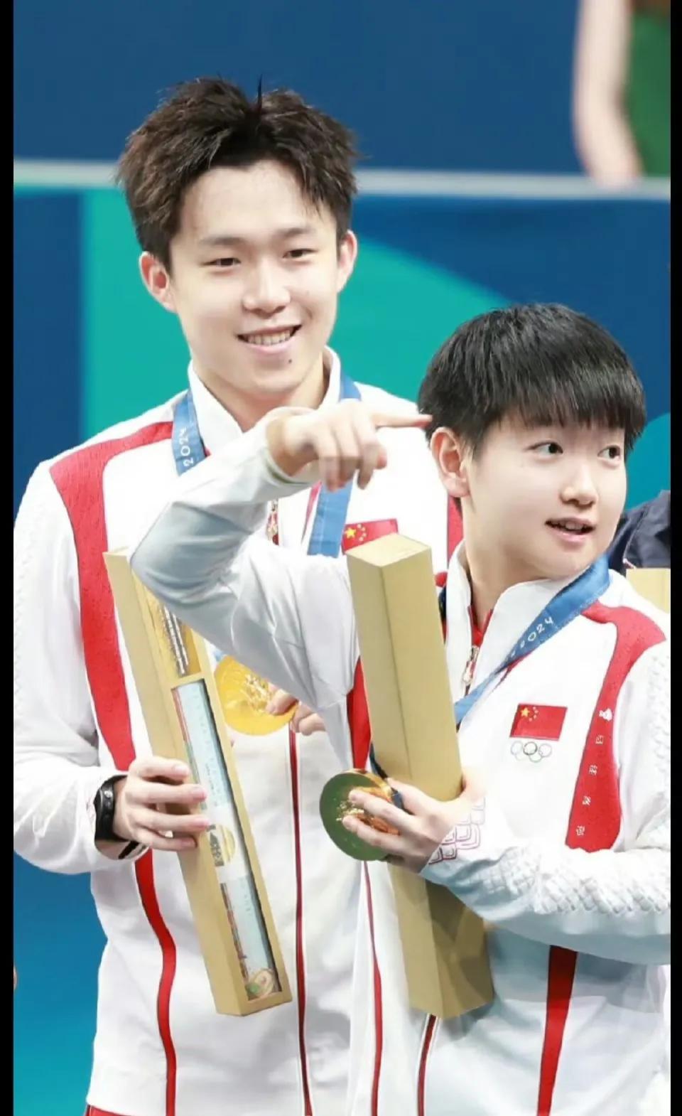 主持人分别问王楚钦和孙颖莎：“总决赛混双项目有什么意义？”没想到两个人给出了一样