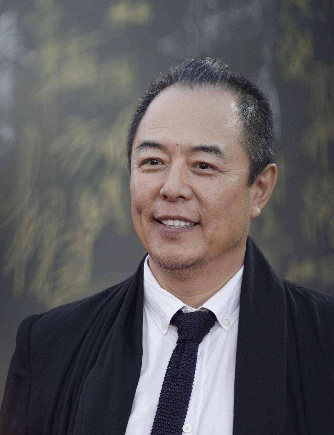 演员张铁林上金星的节目，金星说，听说你写字不错，你给我写一个，我留着，十年之后拍