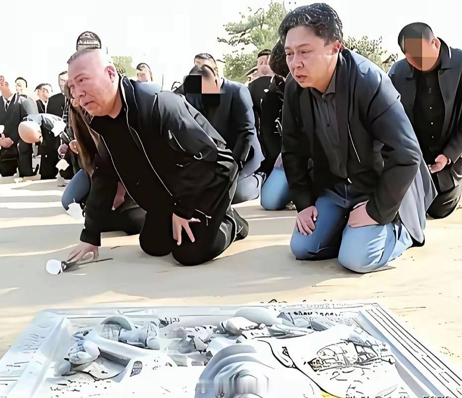 如下图，这是2011年郭德纲和于谦及众弟子给恩师侯耀文扫墓时的真实照片。