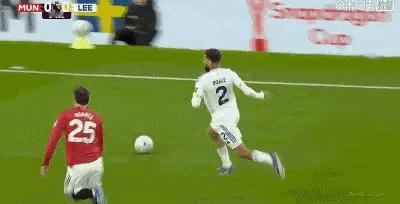 曼联1-2利兹联的争议判罚：进球：勒温肘击约罗动作非常明显，这不是可判可不判的犯