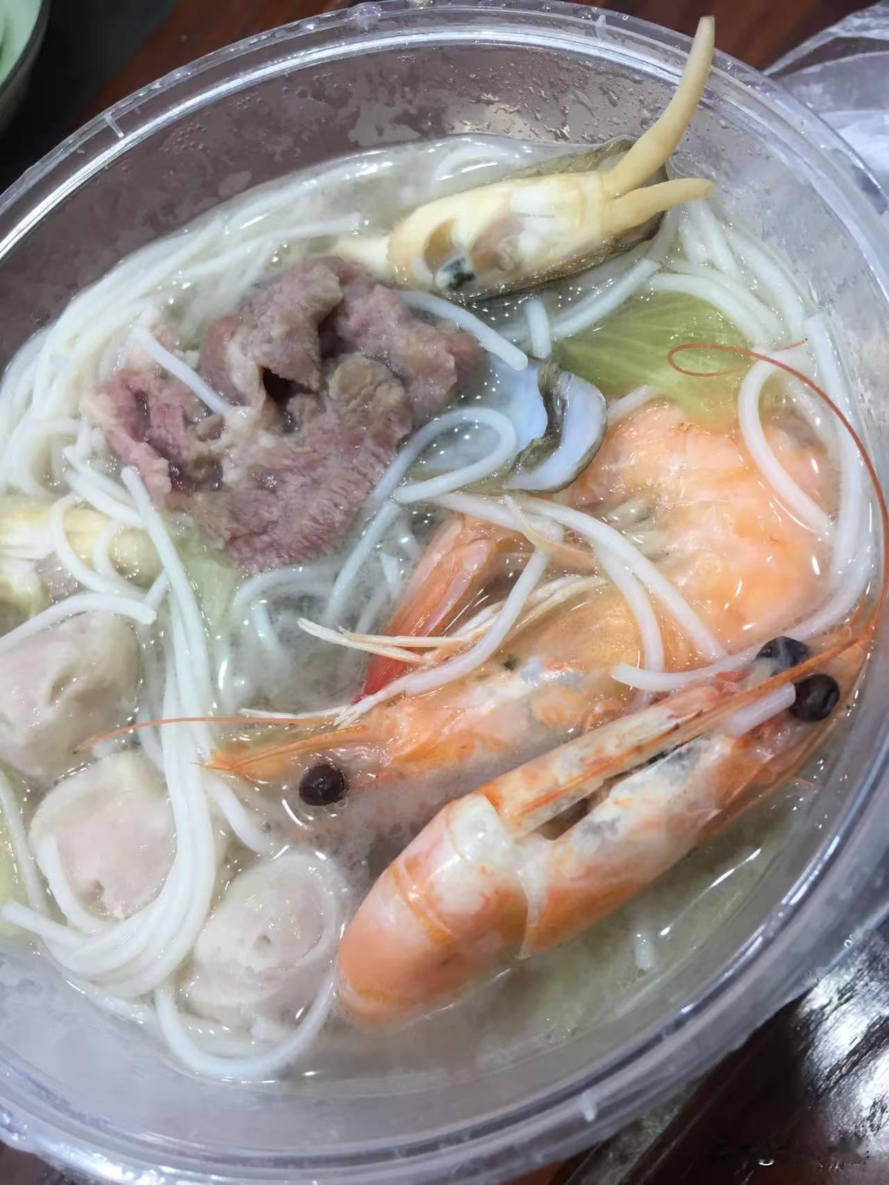分享我在浙江绍兴柯桥的旅行生活！中午饭，点了海鲜米粉汤，一份25元。配料很足，