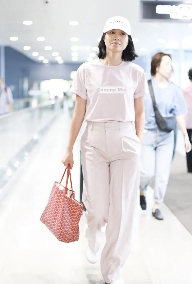 朱丹中年穿搭太绝了！🩷一身粉色T恤+阔腿裤，温柔又显气质。同色系搭配干净高