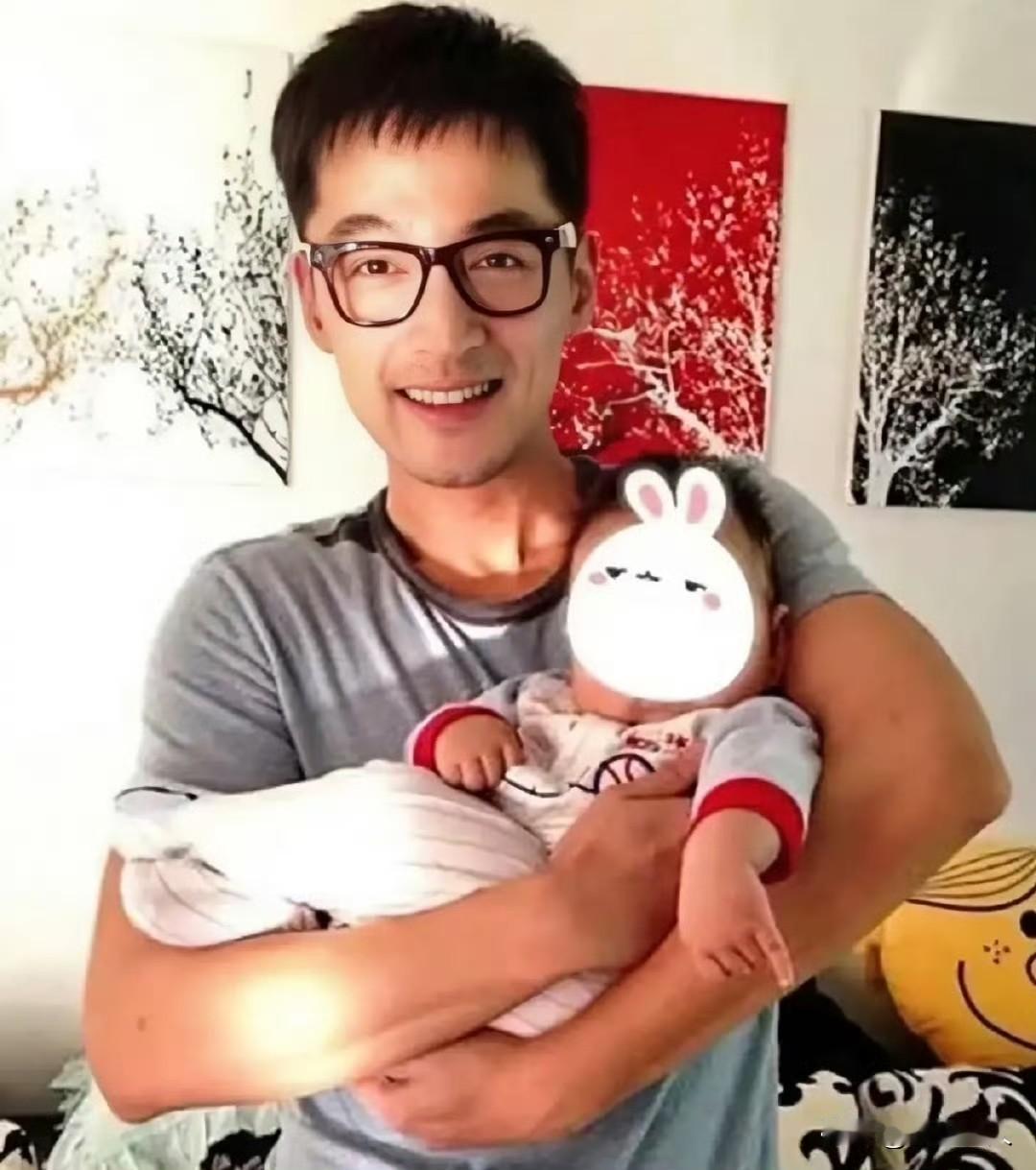 好久没有胡歌的消息！原来悄悄添了二胎儿子，凑成好字啦！真没想到男神私下是个