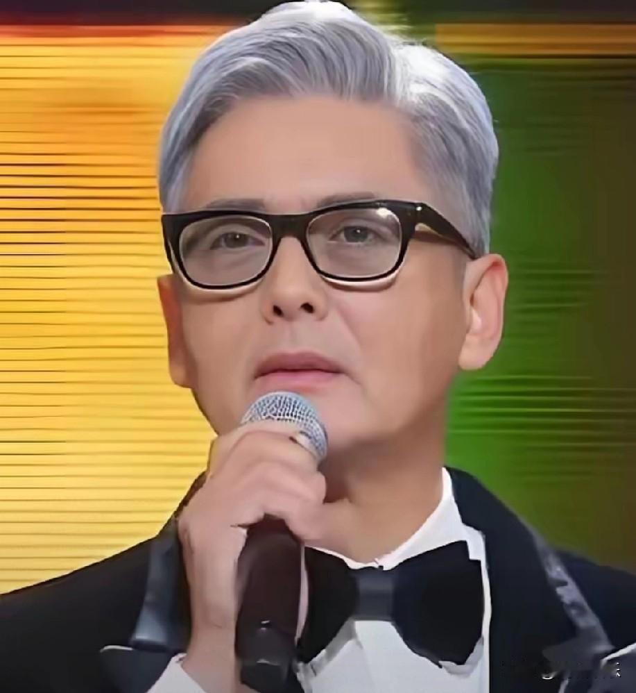 【周润发白发造型刷屏！MAMA晚会关灯默哀瞬间破防】当70岁的周润发以满头