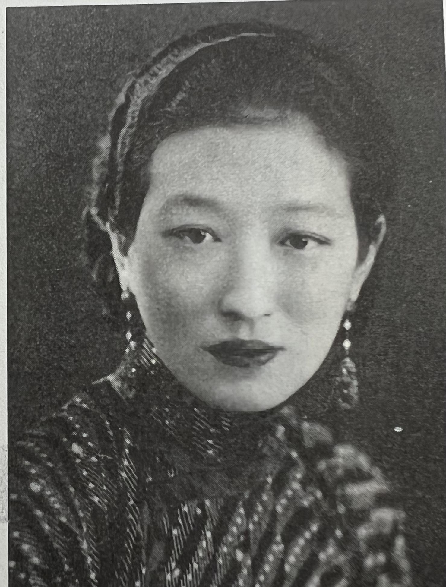 1949年冬天，上海一间逼仄的陋室里，一位容颜憔悴的女子在破旧的棉被上咽下了最后