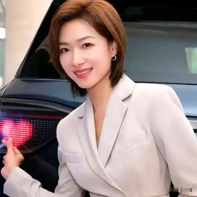 万茜43岁了，依然不怕接戏，真是让人佩服的女演员。万茜深入角色的做法值得很多