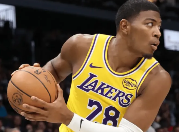 NBA常规赛，湖人121-111战胜黄蜂。赛后湖人球员马库斯-斯马特在接受记者