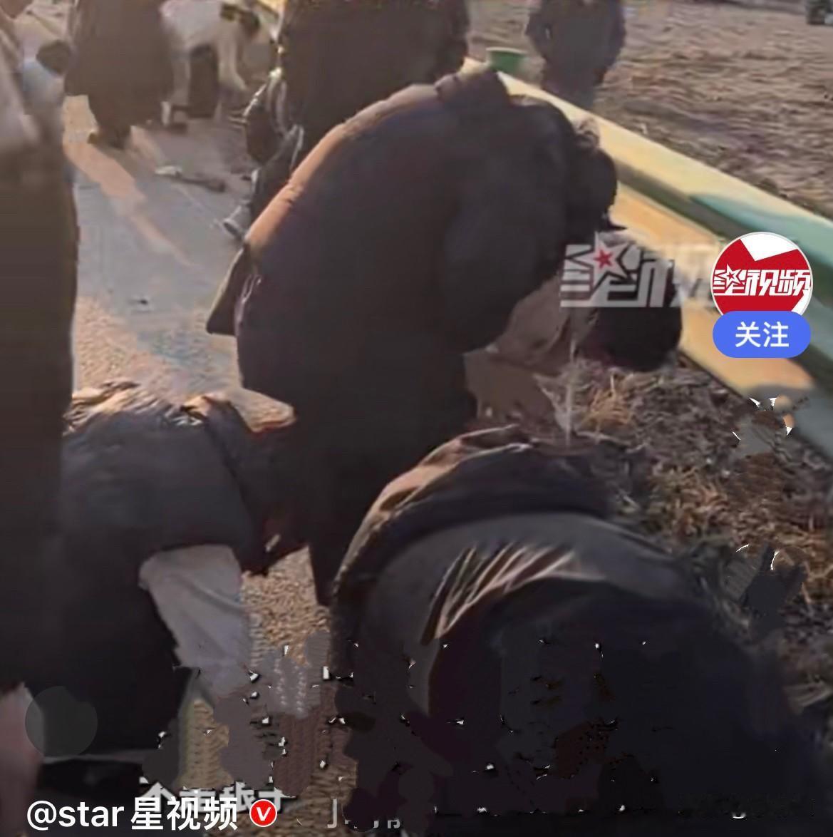 近日，河南商丘一国道边多人开车前来捡所谓的“银子”，他们把车停在道路一侧的应急车