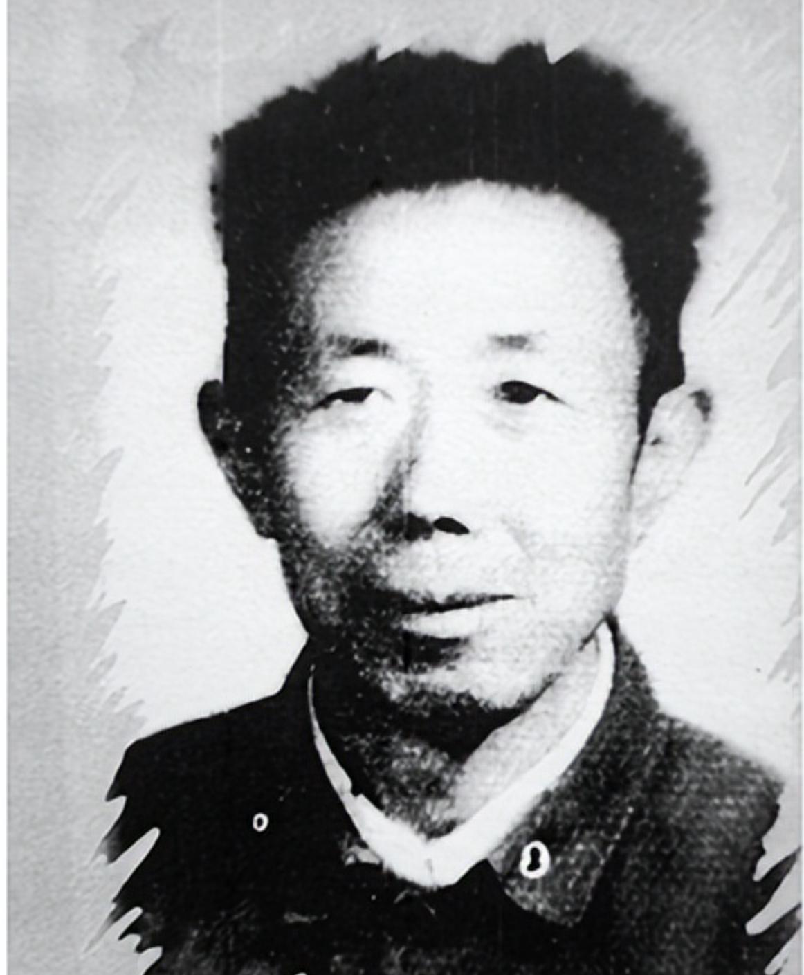 1949年，张掖城下，一位年过半百的男子仓皇逃窜。这名身形肥硕的军官正是