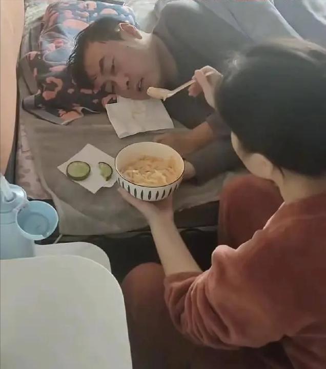 一日夫妻百日恩！山东一夫妻因性格不合，选择离婚，前妻外出打工时，得知前夫重病后，