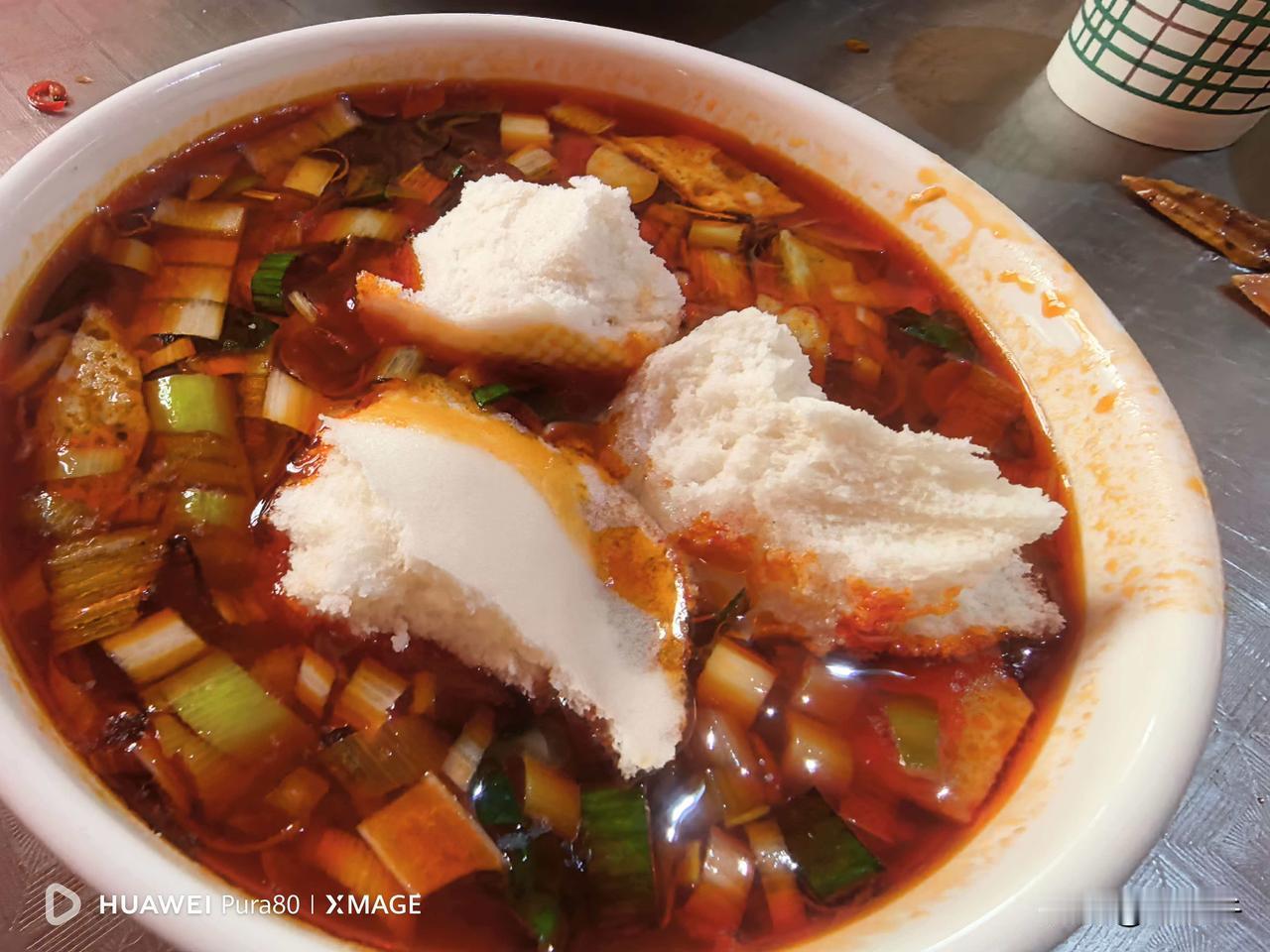 彬州永平原汤泡馍！在彬州，红白喜事都有吃汤泡馍的习惯，这个传统应该也是很多年，