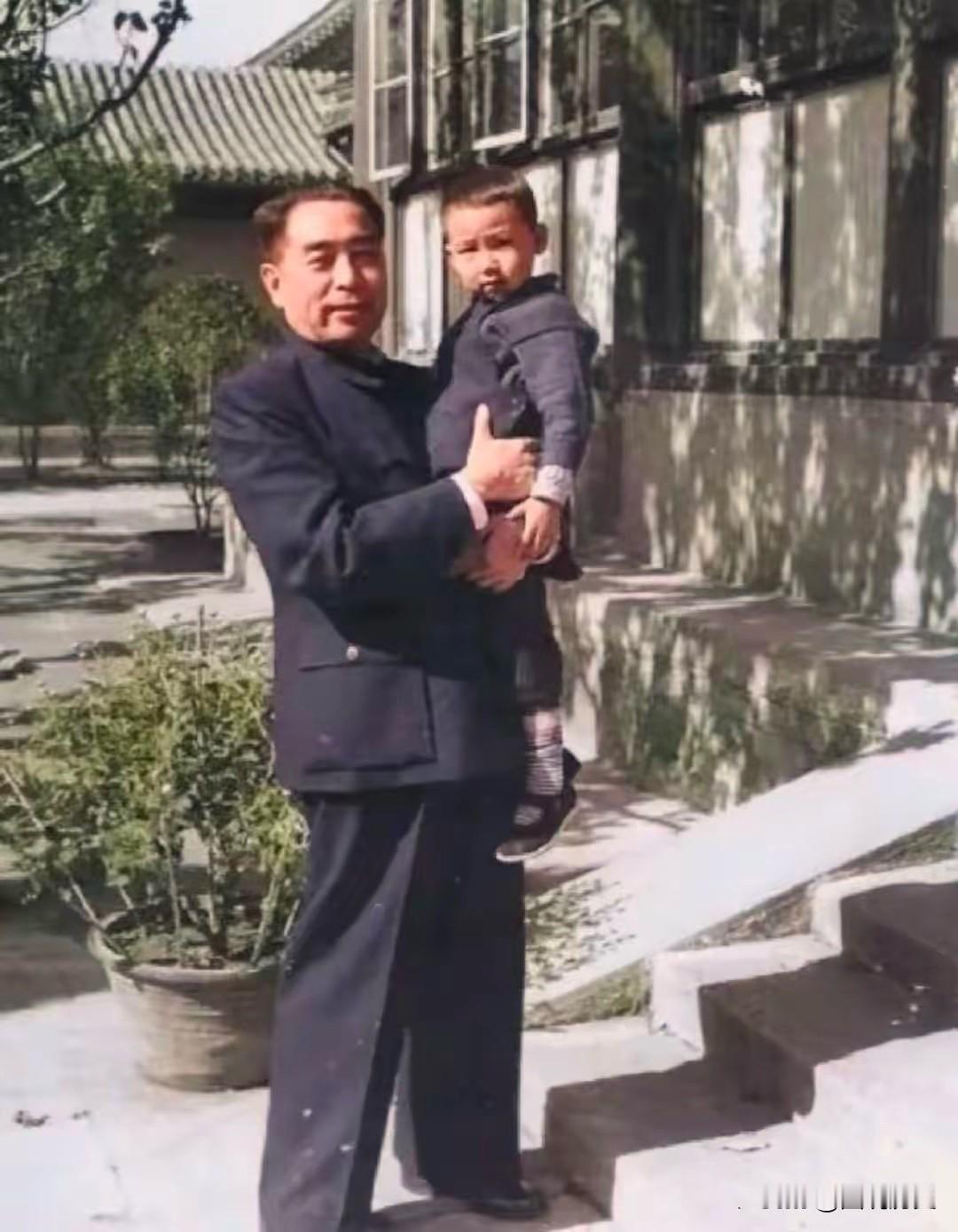 周总理抱着小侄子周秉和1956年10月，周总理的几个侄子侄女来到西花厅，来看