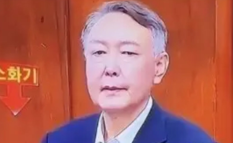 尹锡悦现在是真的学乖了！对抗了近4个月后终于出现在涉内乱案的庭审现场！尹锡悦看