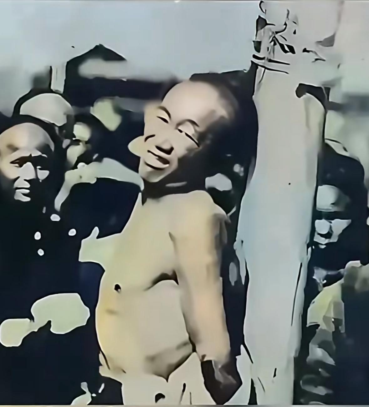 1900年，北京菜市口，清朝一名犯人即将遭受“凌迟”留下罕见的一张老照片，镜头下