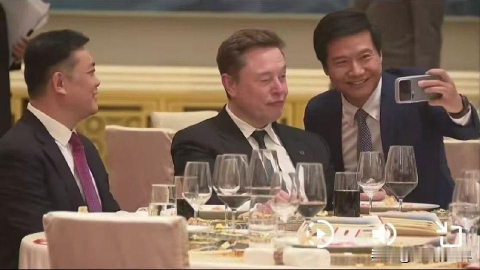全场大佬都端着，只有马斯克，活成了全场唯一顶流😂顶级外交晚宴，全球商界巨头