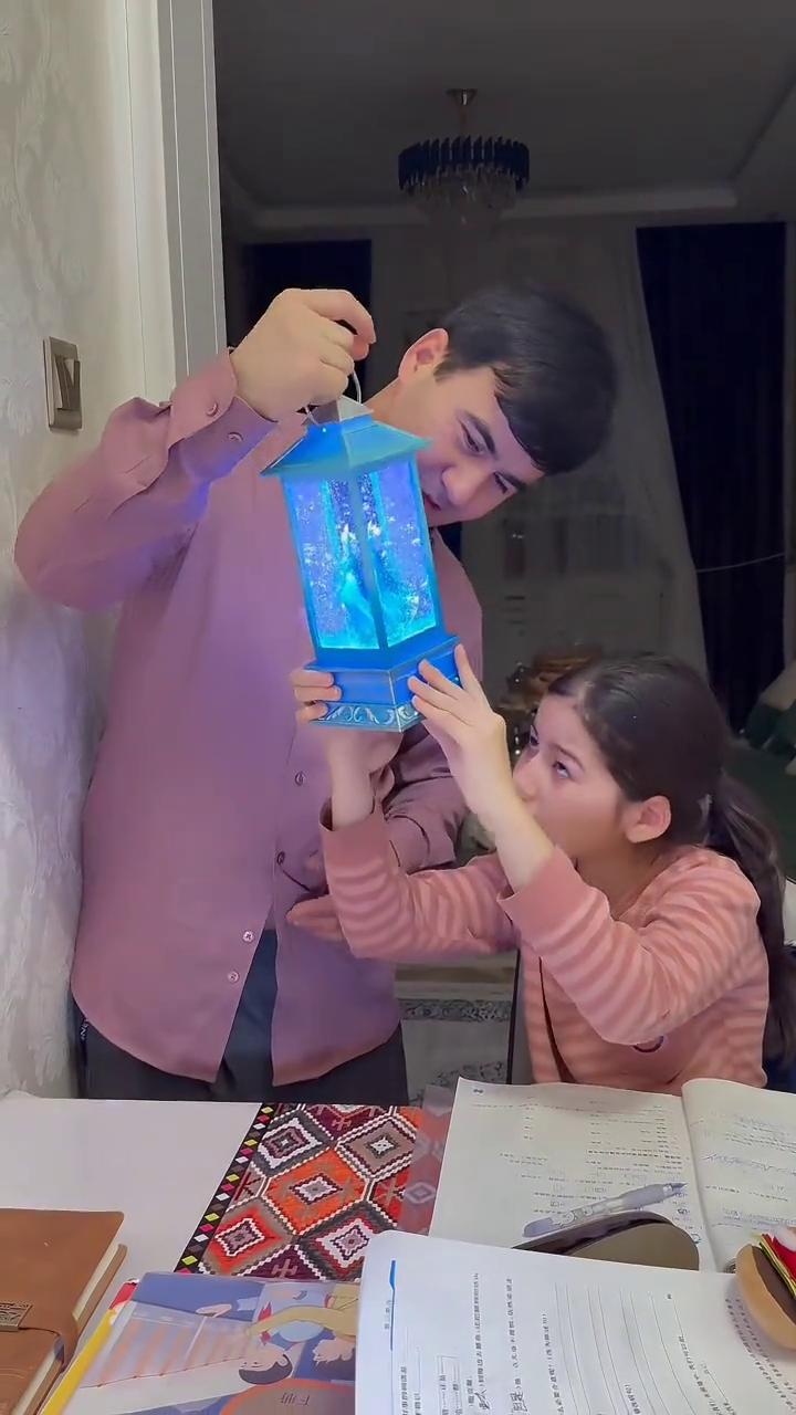 爸爸偷偷把妹妹在商场看上的公主八音盒买回来送给她。狗狗崇祟，先转移一下注意力，