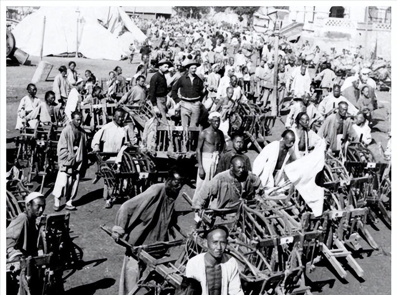 真绝了！人家军舰开到家门口，炮口都快怼到脸上了，第一反应居然是：快，翻箱倒柜，看