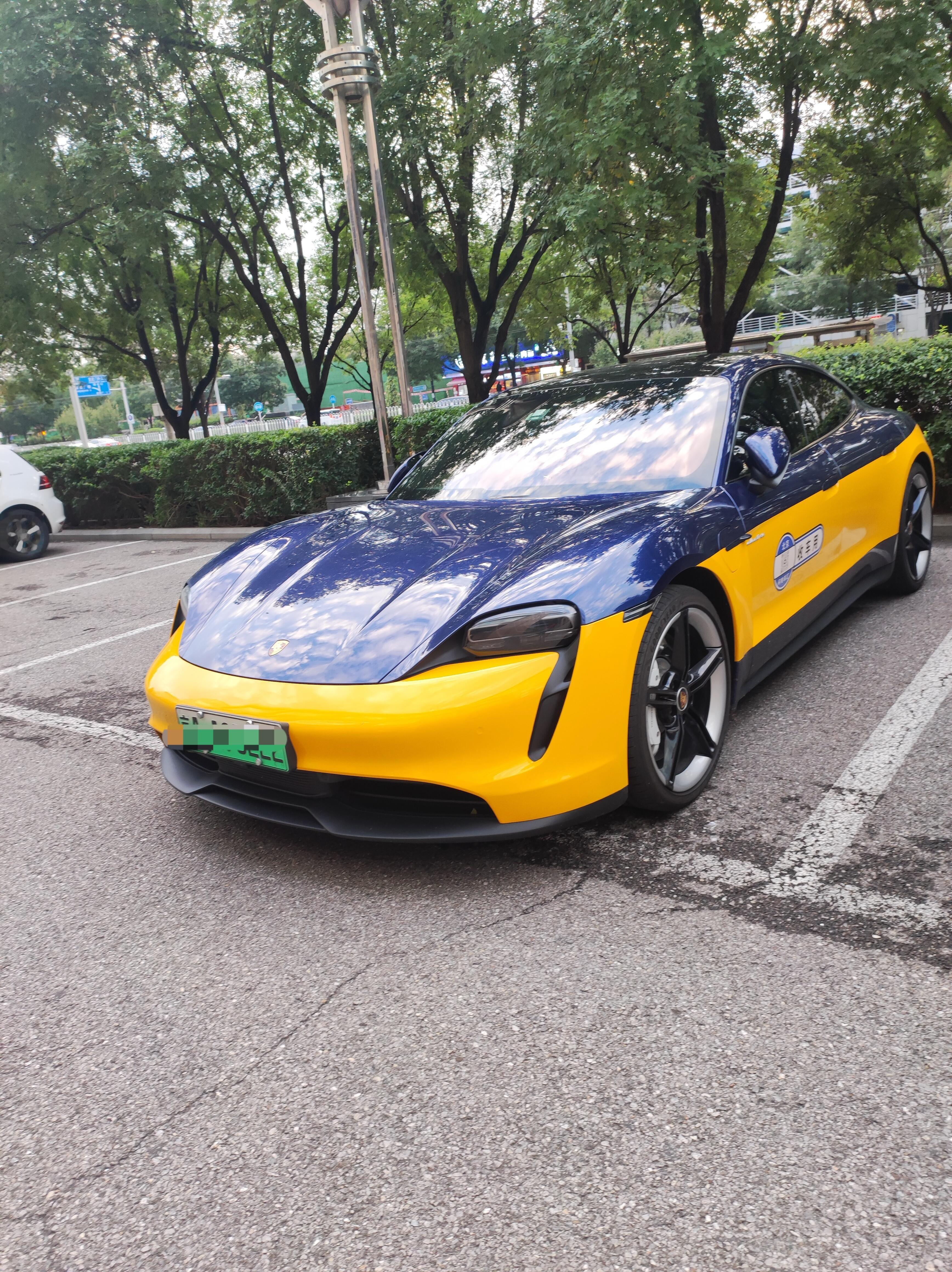 还以为是出租车，有钱果然任性。另外，这是保时捷，不是小米。​​​